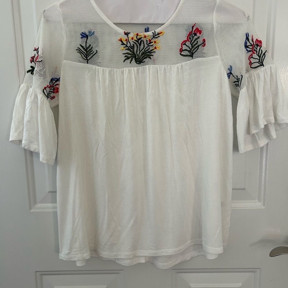 White Embroidered Floral Top Tee with Bell Sleeves Size Petite Medium - Picture 10 of 12